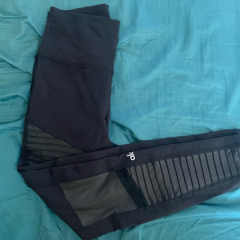 ALO yoga pants.  It’s a M, fits tight tho